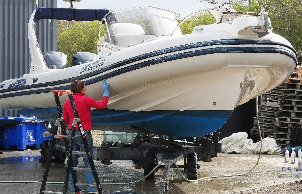 Comment nettoyer votre bateau pneumatique ?